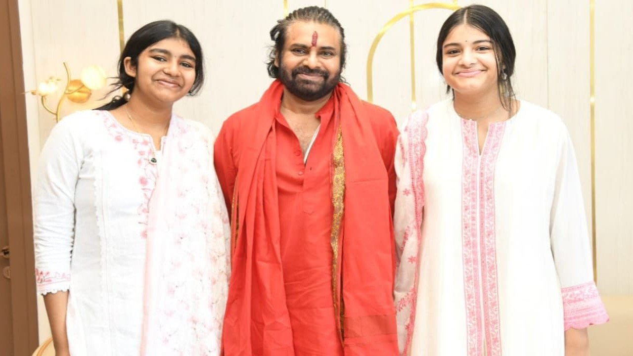 Pawan Kalyan’s daughter Polena, and ex-wife Renu Desai’s kid Aadya join him for a rare family pic