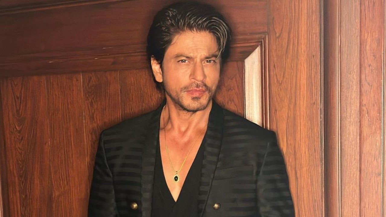  SRK is not just director’s actor but also a 'photographer’s model'; Here’s proof 