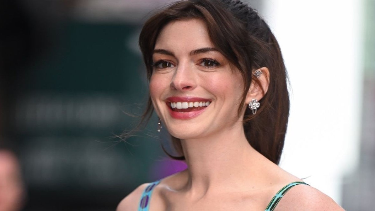 Anne Hathaway Puts Her Own Spin To THIS Historic Sculpture As She Celebrates 'Boo York' For Halloween; Check Out Her Look 