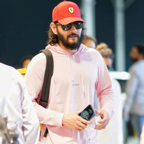 PHOTOS: Mahesh Babu flaunts stylish airport look in long hair but we got our eyes on his phone wallpaper