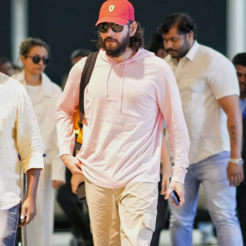 PHOTOS: Mahesh Babu flaunts stylish airport look in long hair but we got our eyes on his phone wallpaper