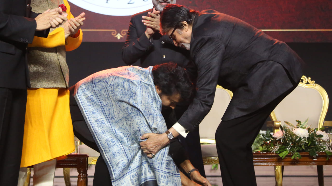 Chiranjeevi toca los pies de Amitabh Bachchan (PC: APH)