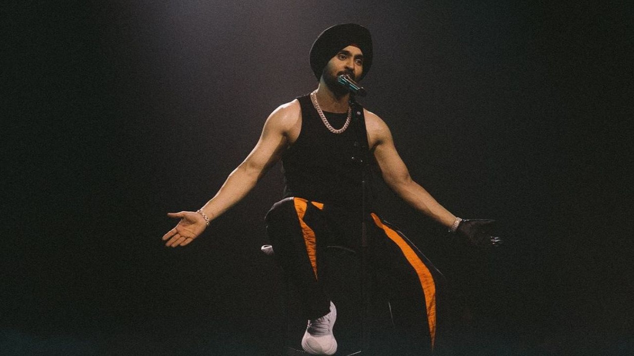 «Diljit uncle main aa gayi» кричит маленькая девочка, когда она получает бесплатные пропуска от певца после того, как ее видео с просьбой Досандж петь погромче стало вирусным; СМОТРЕТЬ