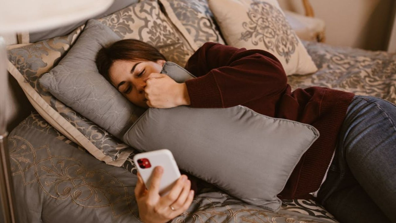 200+ Texts to Make Her Want You — Do’s And Don’ts of Texting a Girl