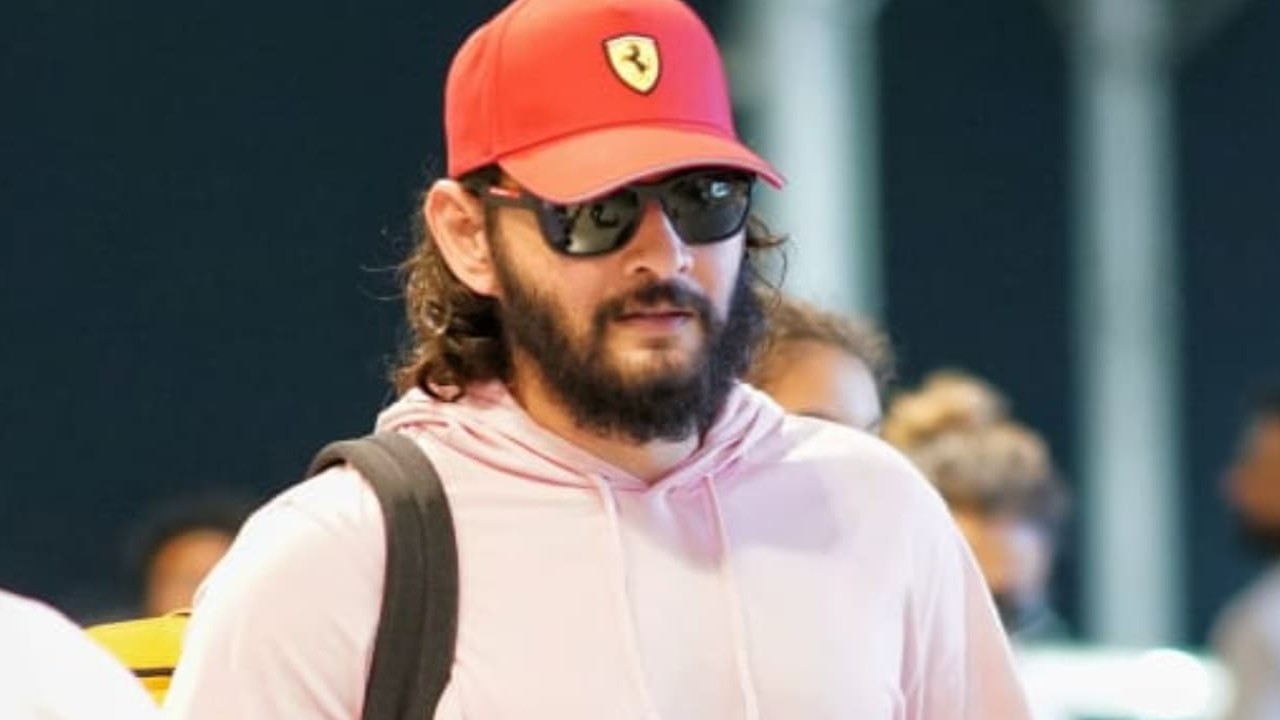 PHOTOS: Mahesh Babu flaunts stylish airport look in long hair but we got our eyes on his phone wallpaper