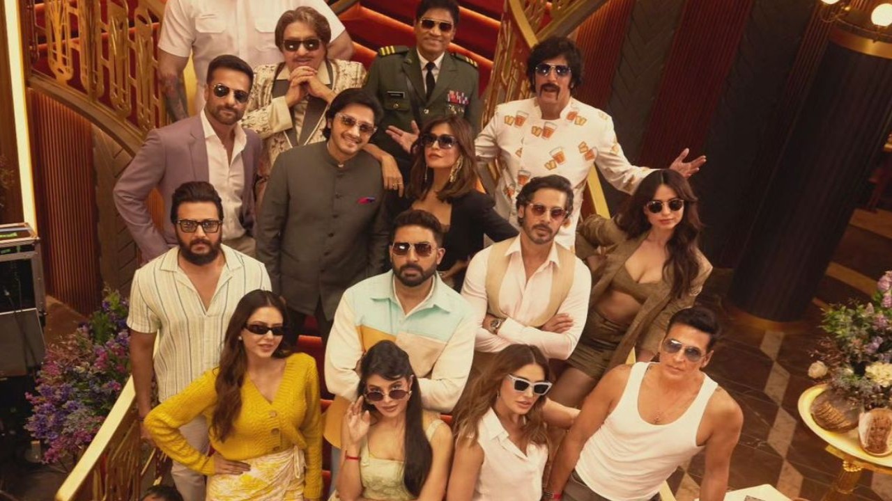 Housefull 5: Akshay Kumar, Jacqueline Fernandez and Abhishek Bachchan pose with entire cast as they cruise through last schedule of their film journey; PIC