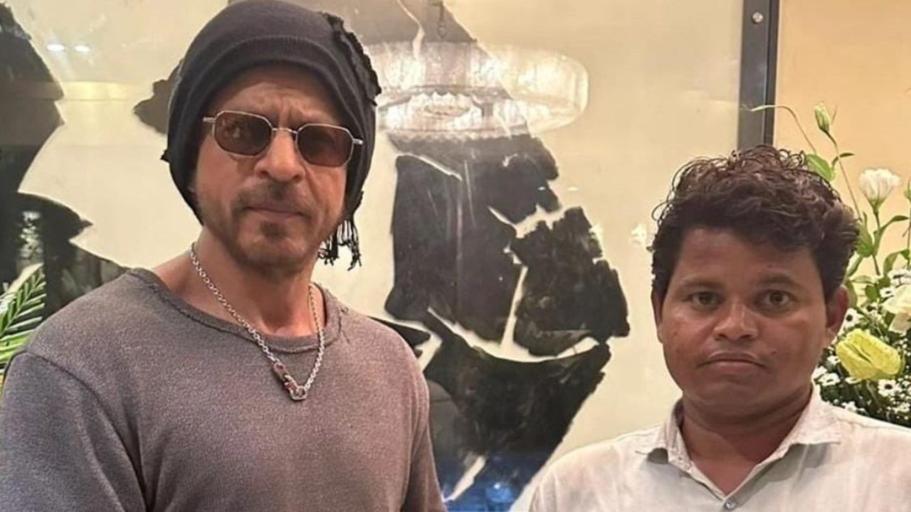 PIC: SRK meets fan from Jharkhand who stayed outside Mannat for 95 days to meet him 