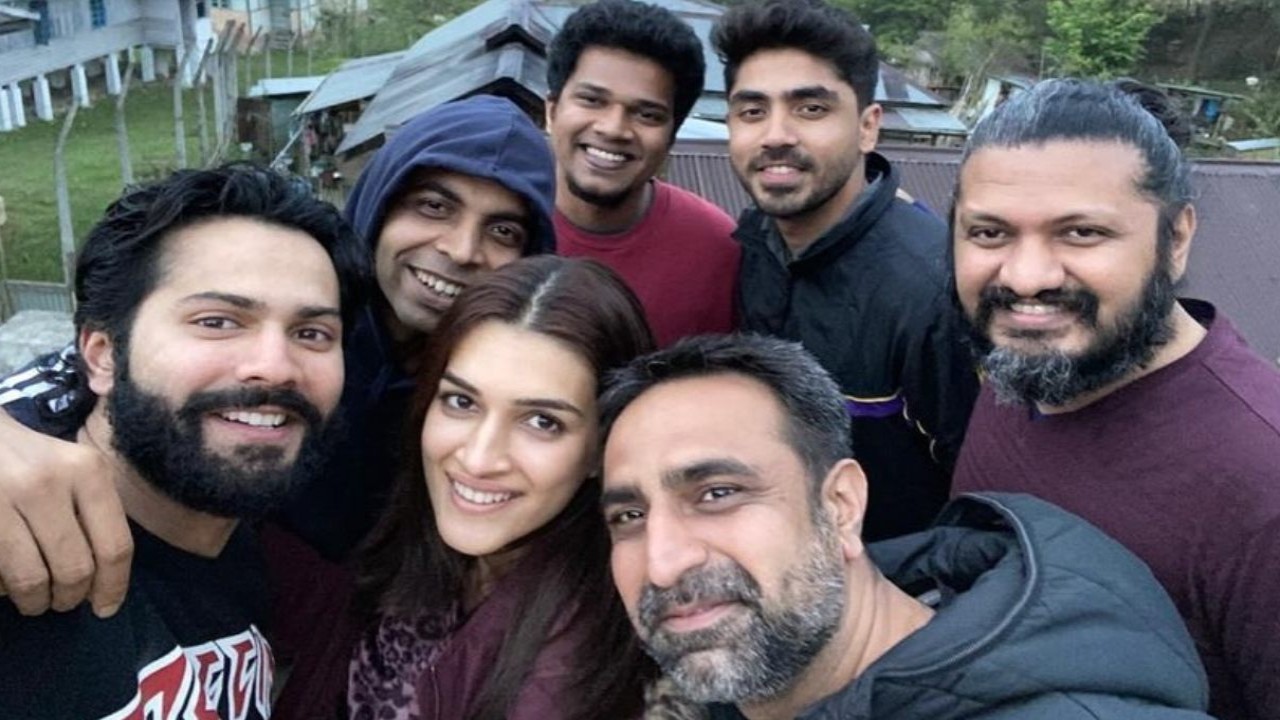 Varun, Kriti & Abhishek pose with Bhediya gang as ‘Jungle Kaand’ marks 2 years; PICS