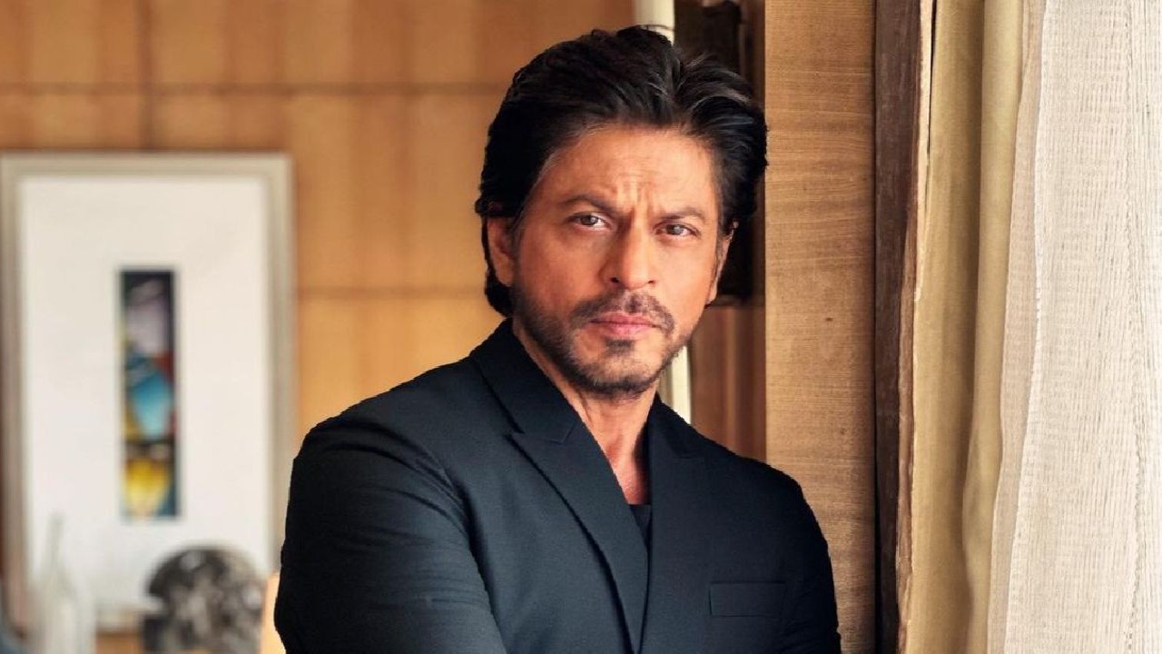 SRK’s team gives food boxes to police officers outside Mannat on his birthday; WATCH