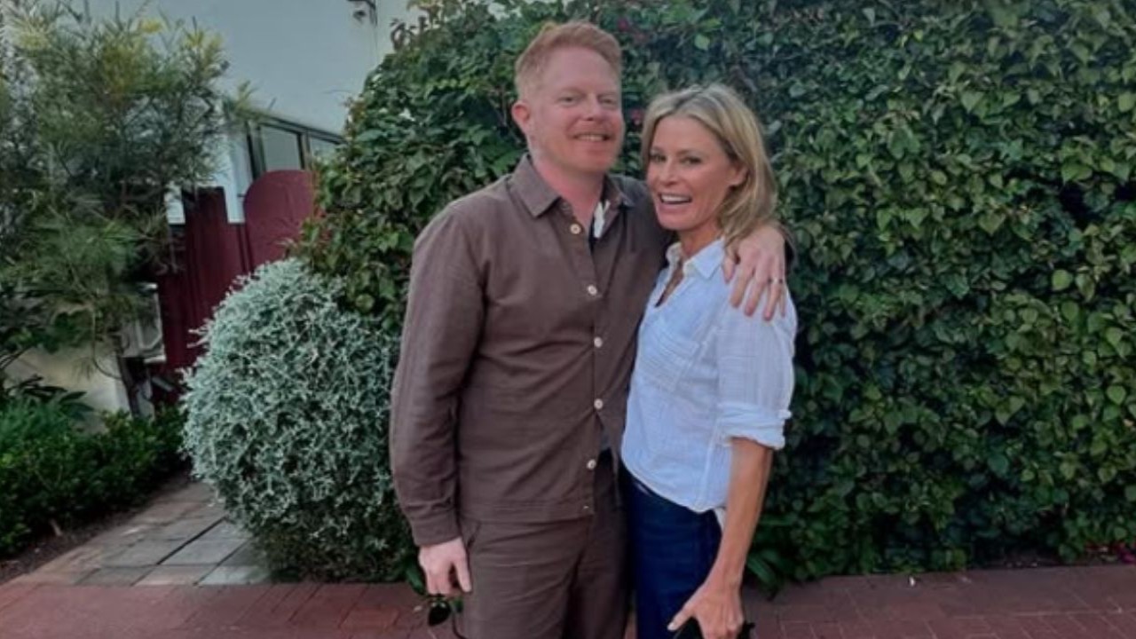 Modern Family Stars Jesse Tyler Ferguson And Julie Bowen Post Similar Thanksgiving Pict...