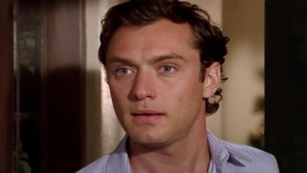 Jude Law Breaks Hearts As He Reveals 'That Cottage' From His 2006 Christmas Film The Ho...