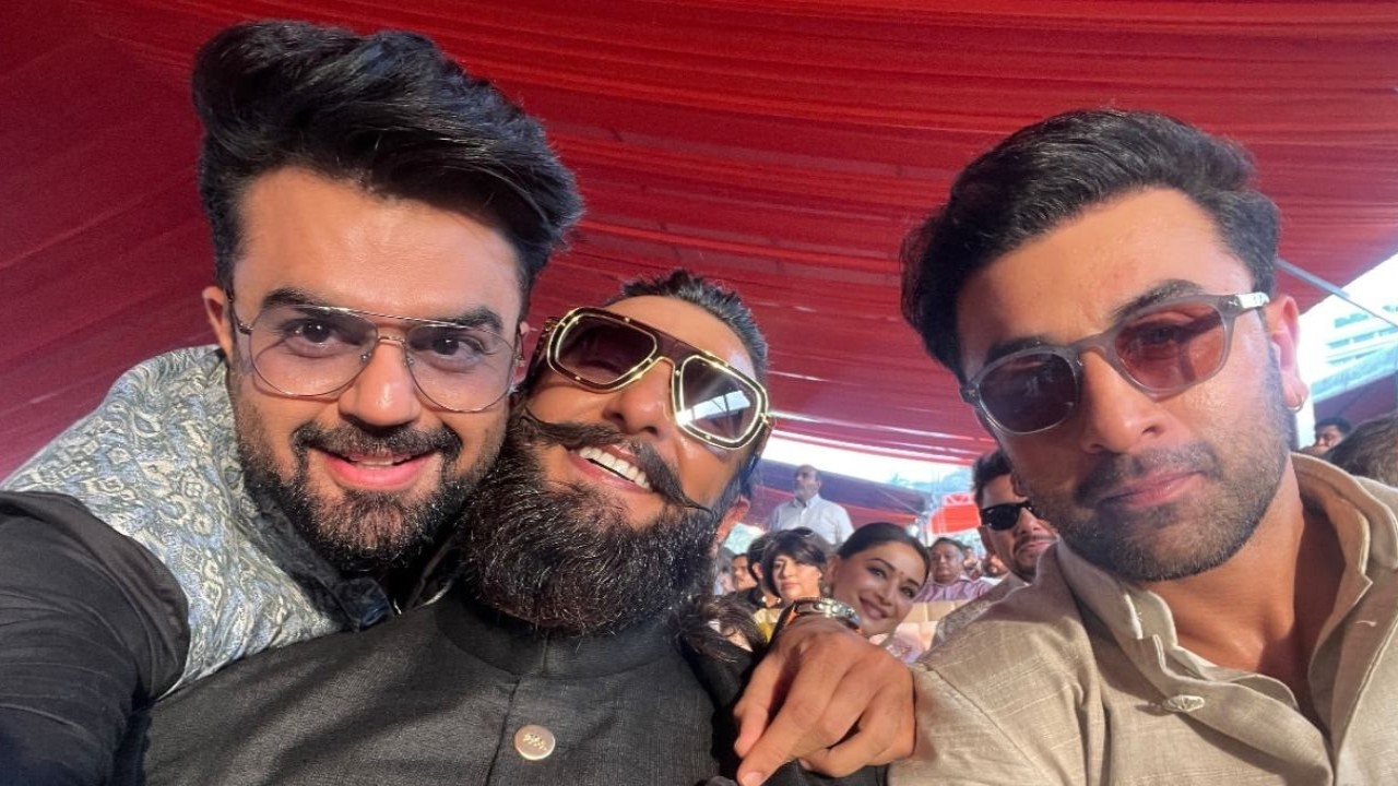 Ranbir Kapoor and Ranveer Singh posing for selfie is the kind of surprises we wish to receive before year ends; can you spot one pretty photobomber?