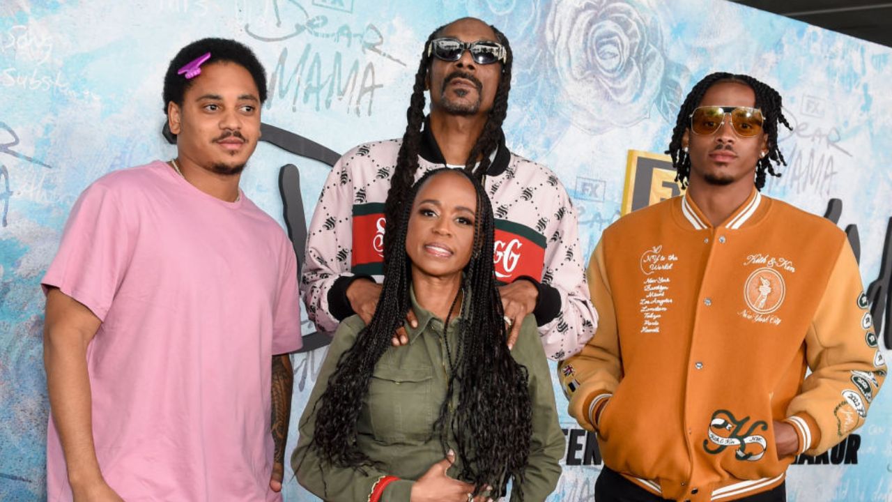 Snoop Dogg with family (via Getty Images)