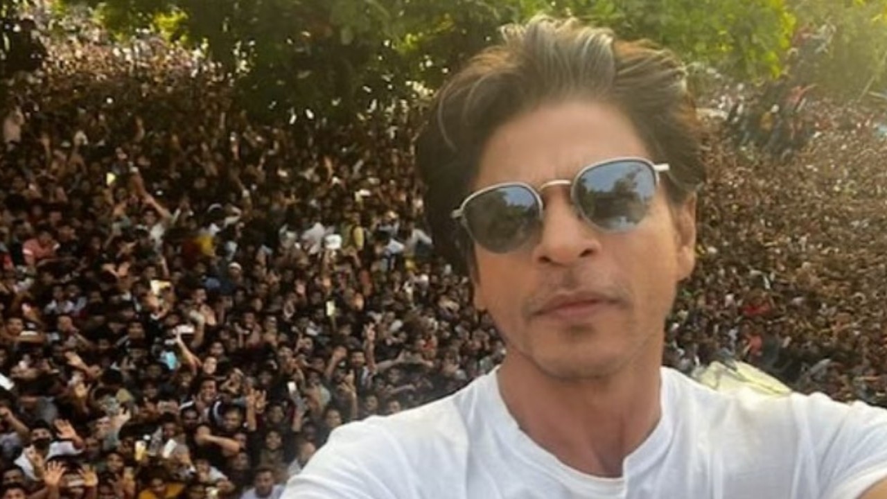 DYK Shah Rukh once scolded a fan for taking selfie without permission?