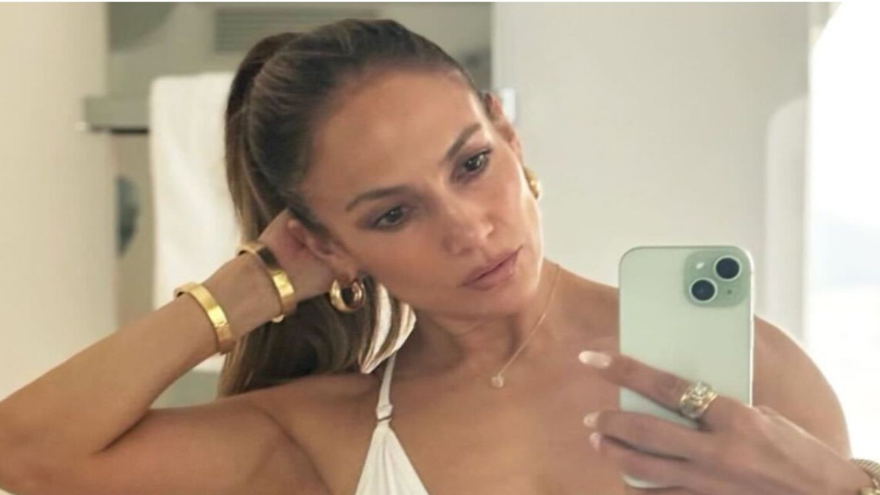 Jennifer Lopez shares bikini post 