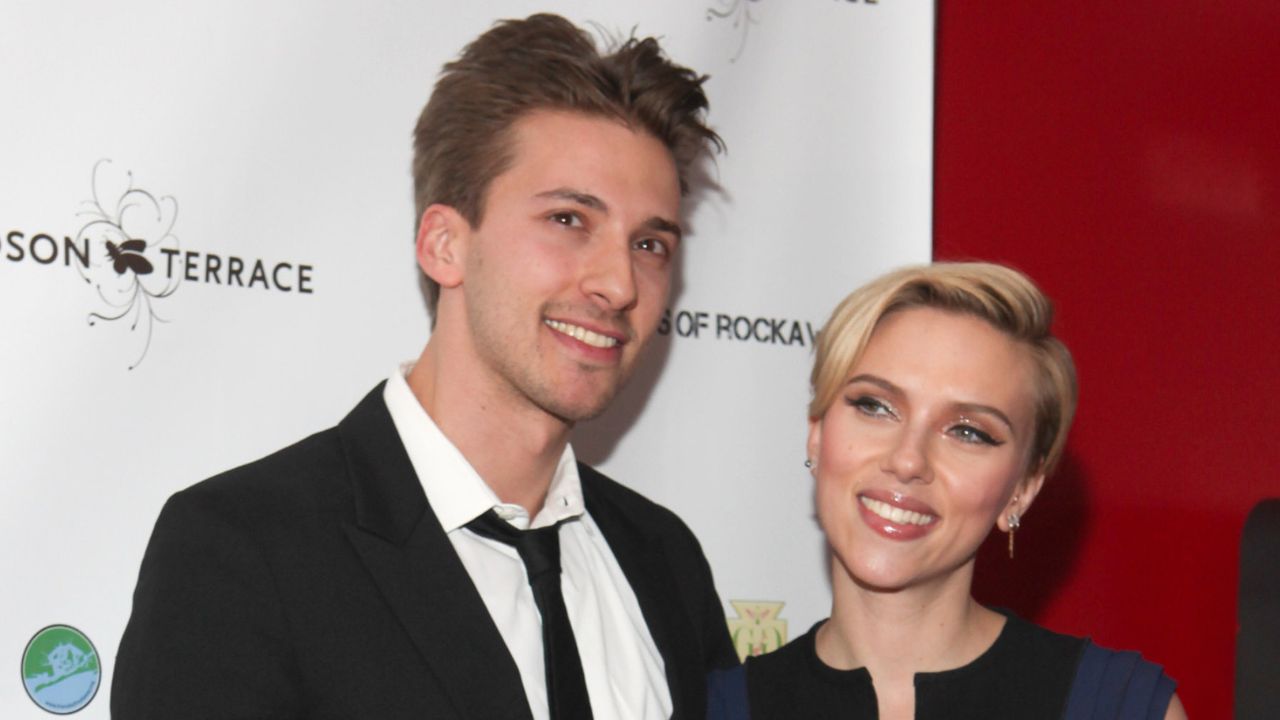 Scarlett Johansson and her twin brother Hunter (via Getty Images)