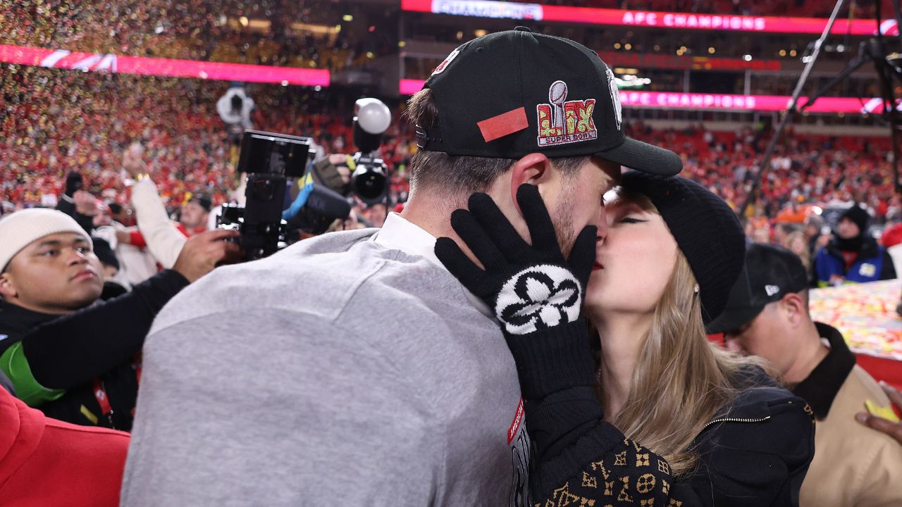 Taylor Swift with Travis Kelce (via Getty Images)