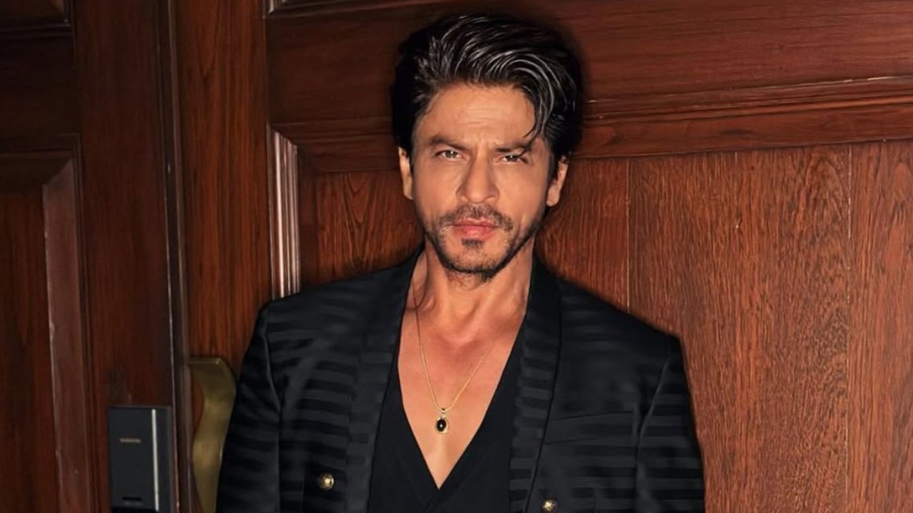 Shah Rukh Khan’s fan left him blushing hard after screaming ‘I want to touch you’ publicly; don’t miss his epic response: WATCH