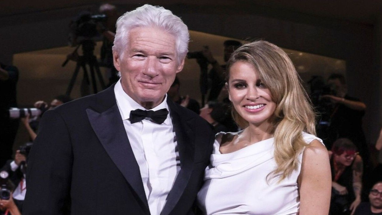 Richard Gere and Alejandra Silva (CC: Getty images)