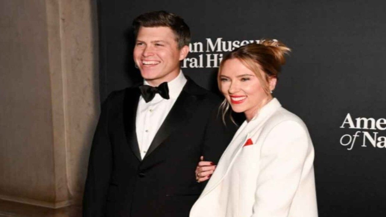 Colin Jost and Scarlett Johansson (CC: Getty images)