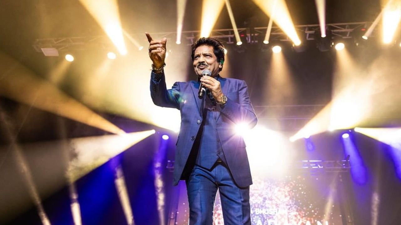 Paps tease Udit Narayan ‘ek kiss ho jaye’ as he makes 1st public appearance at The Roshans bash after recent controversy