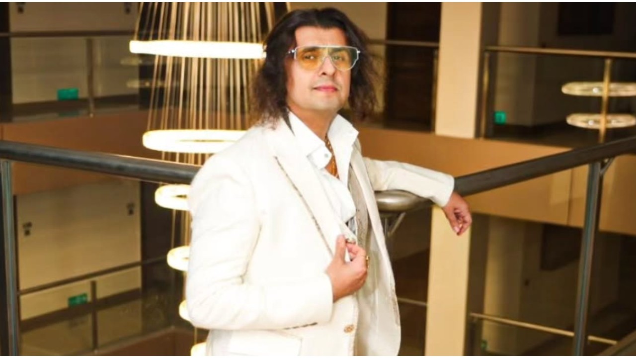 Sonu Nigam gets angry at audience in viral VIDEO from Kolkata show; 'Agar aapko khade hona hi hain, election…'