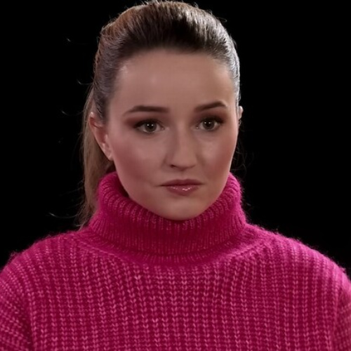 Kaitlyn Dever as Belle Gibson 