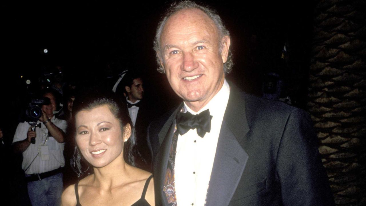 Gene Hackman and Betsy Arakawa (via Getty Images)