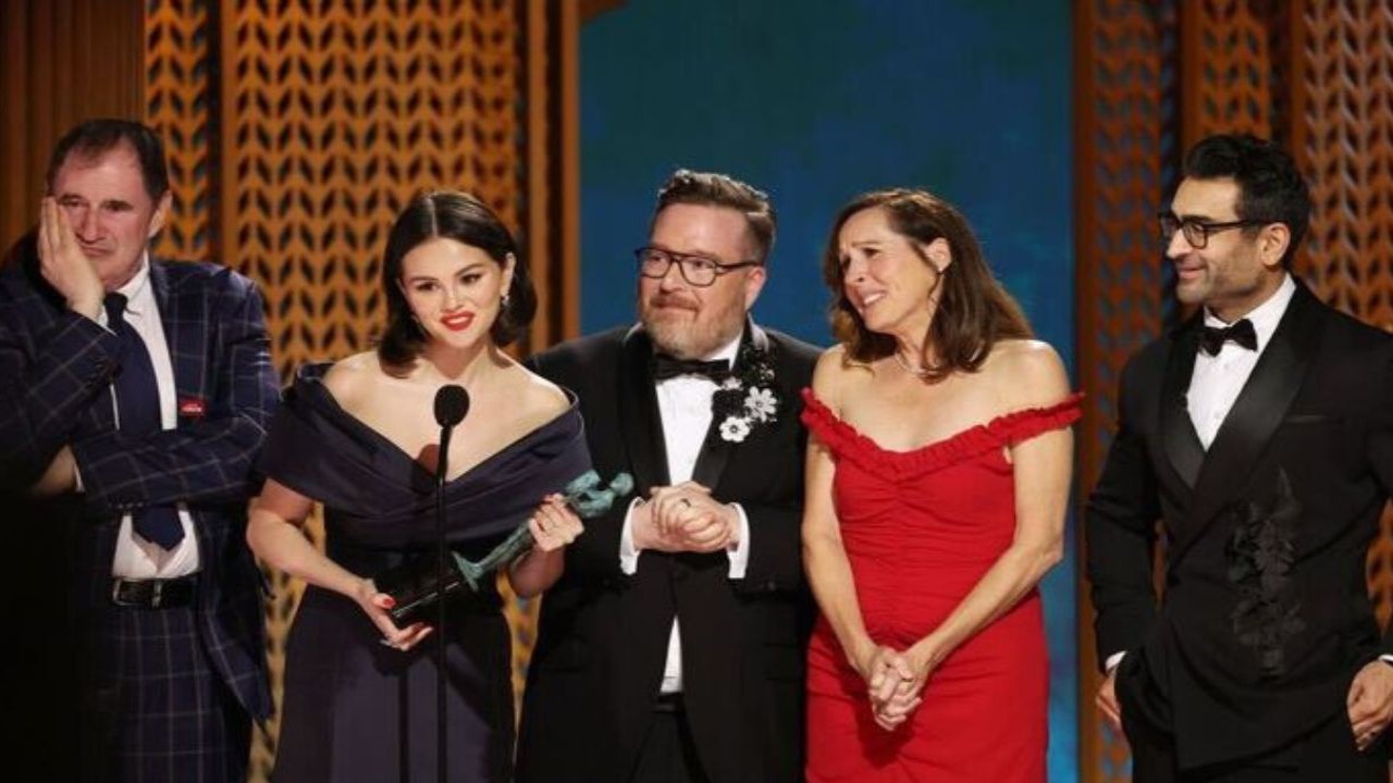 Selena Gomez Accepts OMITB Win In Outstanding Performance by an Ensemble in a Comedy Series during SAG Awards (CC: Getty images)