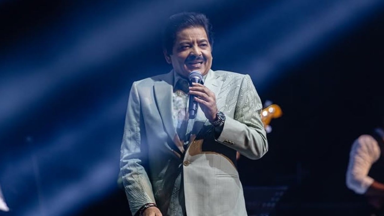 Udit Narayan kisses female fan on lips during concert; receives major backlash from netizens: ‘Can't believe my eyes’