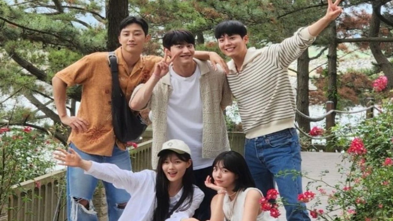 (From bottom left) Kim Yoo Jung, Chae Soo Bin, Park Bo Gum, Kwak Dong Yeon, Jinyoung: image from Park Bo Gum's Instagram