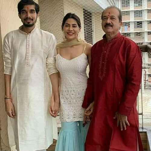 Nikki Tamboli with her brother and father