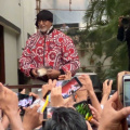 WATCH: Amitabh Bachchan wins hearts as he distributes goodies at Sunday meet and greet; fans say 'Kya baat hai'