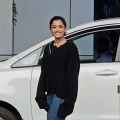  WATCH: Rashmika Mandanna channels her inner Srivalli, drops a flying kiss to paps as she gets spotted at Mumbai airport