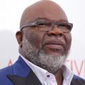 What Happened to T.D. Jakes During His Live Service As He Collapsed On Stage?