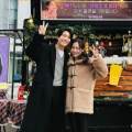  Wi Ha Joon visits Son Ye Jin on Can’t Help It filming set to show support, brings along coffee truck gift