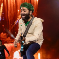 Arijit Singh performs Shah Rukh Khan’s Chaleya hookstep; makes fan’s dream come true during Ahmedabad concert; WATCH how