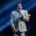 Udit Narayan kisses female fans on lips during concert; receives major backlash from netizens: ‘Can't believe my eyes’