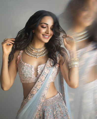 kiara advani adds naughty look to saree with western drapping and backless  blouse check out her most stunning saree looks | Photos: पांच मीटर की साड़ी  में हर अंग को खूबसूरती से