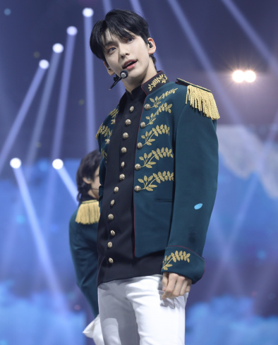 VIDEO: JIN Turns into Prince Charming at BTS' Japan Concert