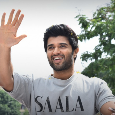 EXCLUSIVE: Vijay Deverakonda pushes the envelope; Promotes Liger in Kochi despite being unwell