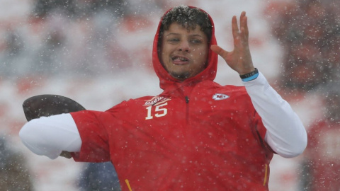 Chiefs Linebacker Calls Out Bills Fans Who Threw Snowballs at Patrick  Mahomes