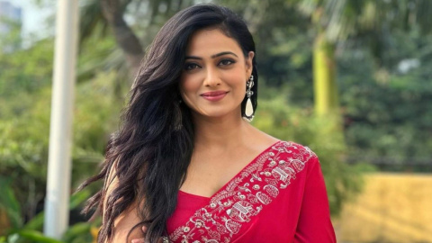 Shweta Tiwari Sets Internet On Fire As She Poses In Purple Silk Saree;  Netizens Say, 'Aapka Koi Haq Nahi Banta Itna Khoobsuraat Lagne Ka'