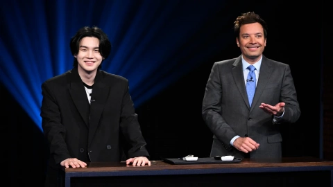 SUGA, Jimmy Fallon;  Cortesia da imagem: The Tonight Show, estrelado por Jimmy Fallon