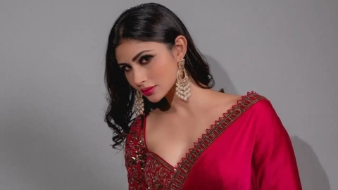 मौनी रॉय का रेड ग्लैमरस लुक - Mouni roy red gorgeous stunning saree look  lbsv