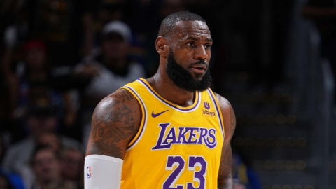 Los Angeles Lakers on X: Tied heading into the fourth. LeBron: 27