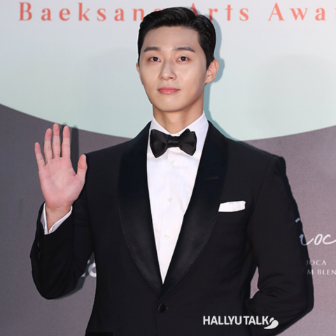 Park Seo-jun hands Park Bo-gum his first acting award