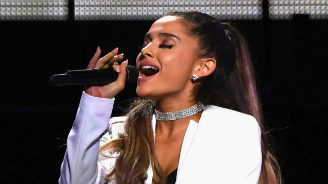 Ariana Grande Sings 'Somewhere Over the Rainbow' on Wicked Set