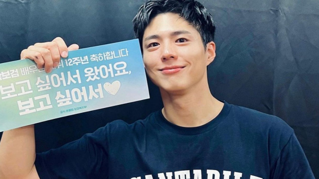 Park Bo Gum hopes fans have a 'Blessed Easter' after meeting them