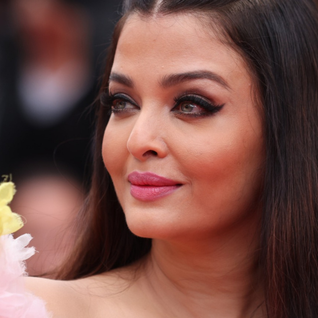 Cannes 2022: Aishwarya Rai Bachchan Adds A Dash of Pink To The